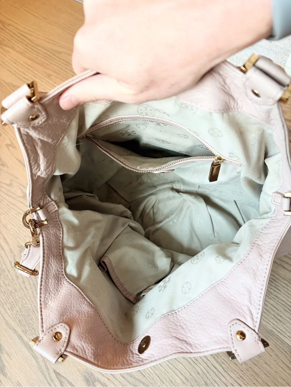 Tory Burch Dakota Hobo Slouchy Bag Shell Pink Gold Hardware Pebbled Leather